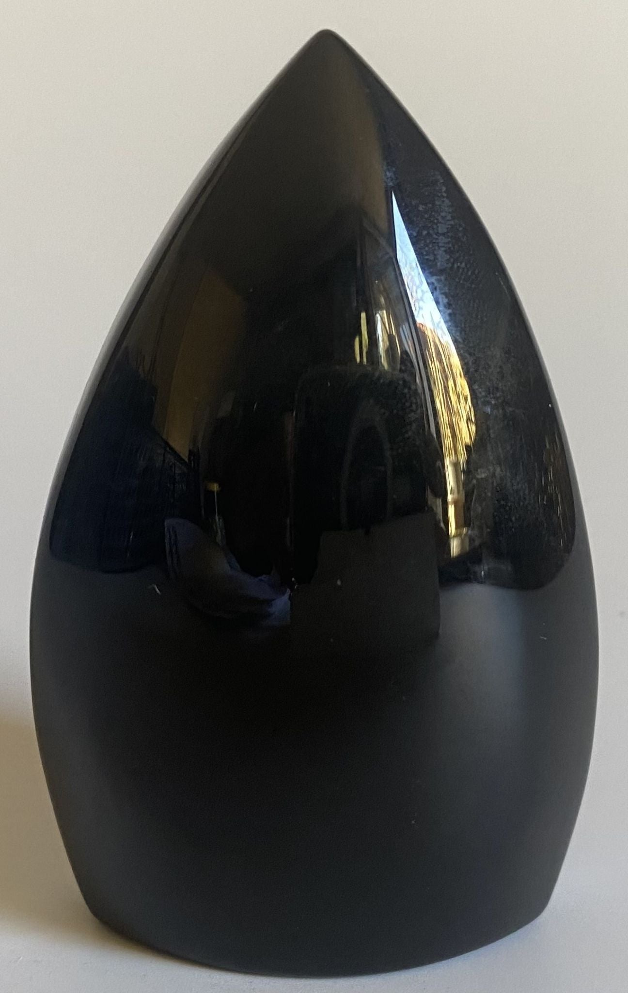 Sculptura din cristal de obsidian curcubeu pe fundal alb
