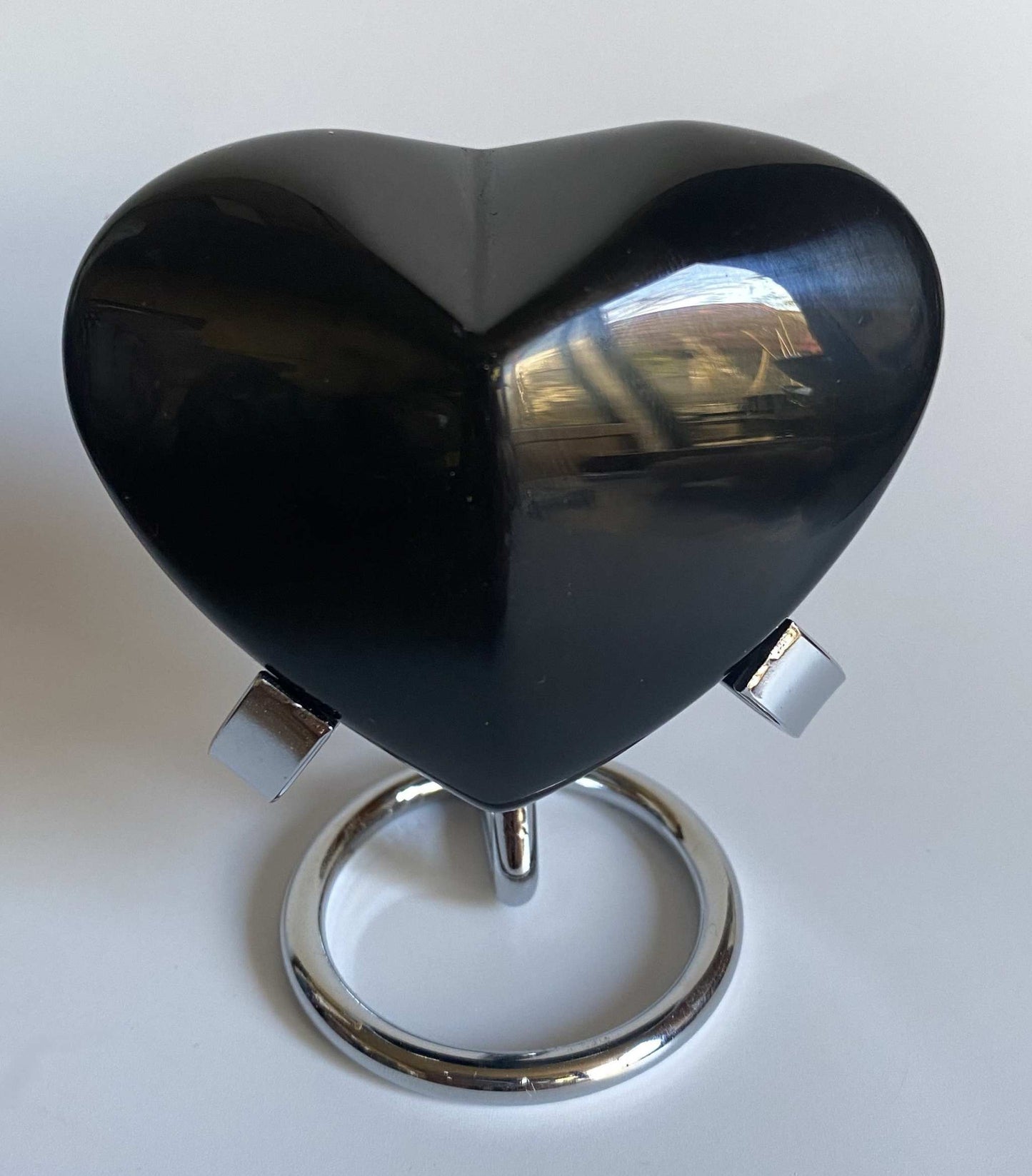 Inima din Obsidian Rainbow negru pe suport metalic rotund de 7.5 cm, piatră semiprețioasă naturală Curcubeu