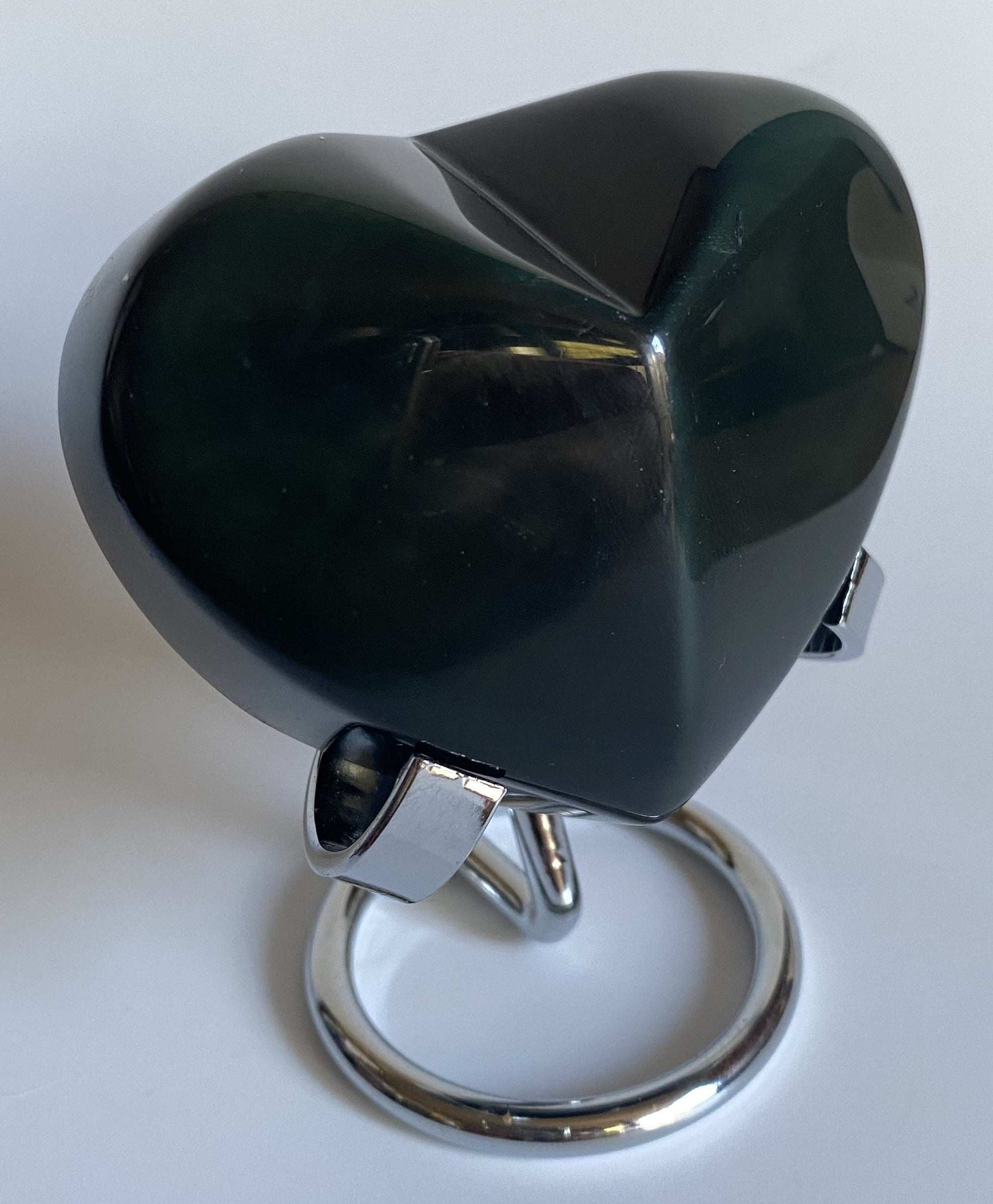 Inima din Obsidian Rainbow negru cu suport metalic rotund pentru pietre semipretioase naturale