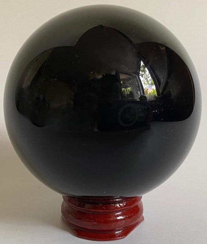 Sfera de 6.5cm din piatra semipretioasa de obsidian negru pe fundal alb