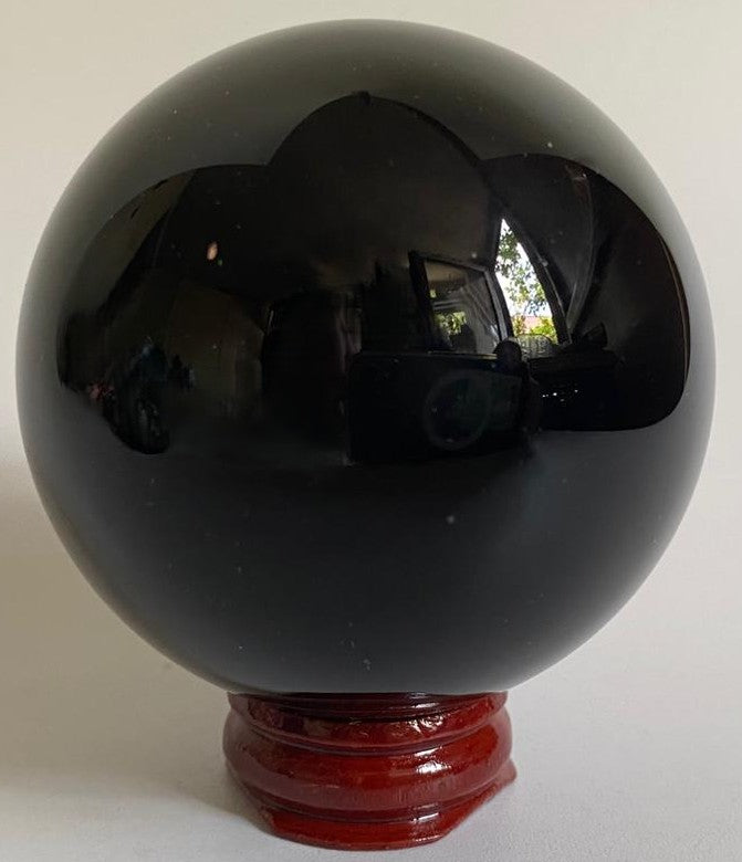 Sfera de 6.5cm din cristal de obsidian negru pe fundal alb