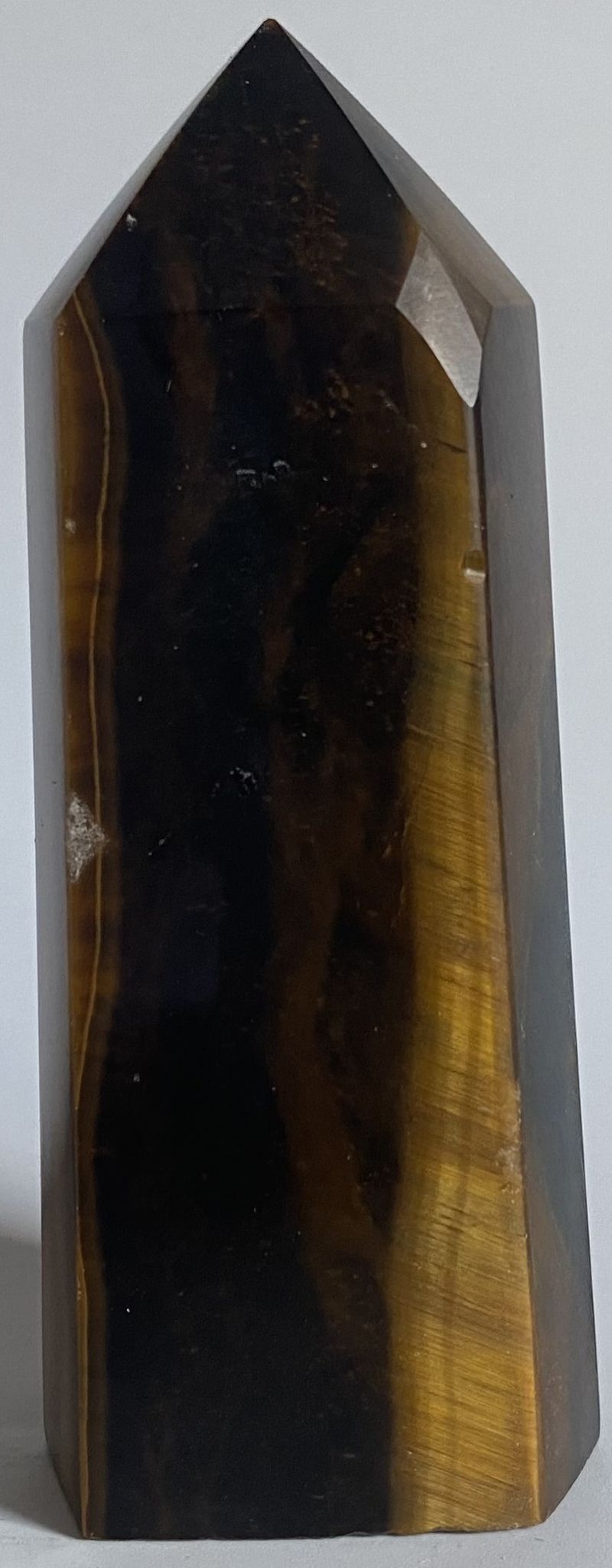 Obelisc din cristal de ochi de tigru albastru pe fundal alb