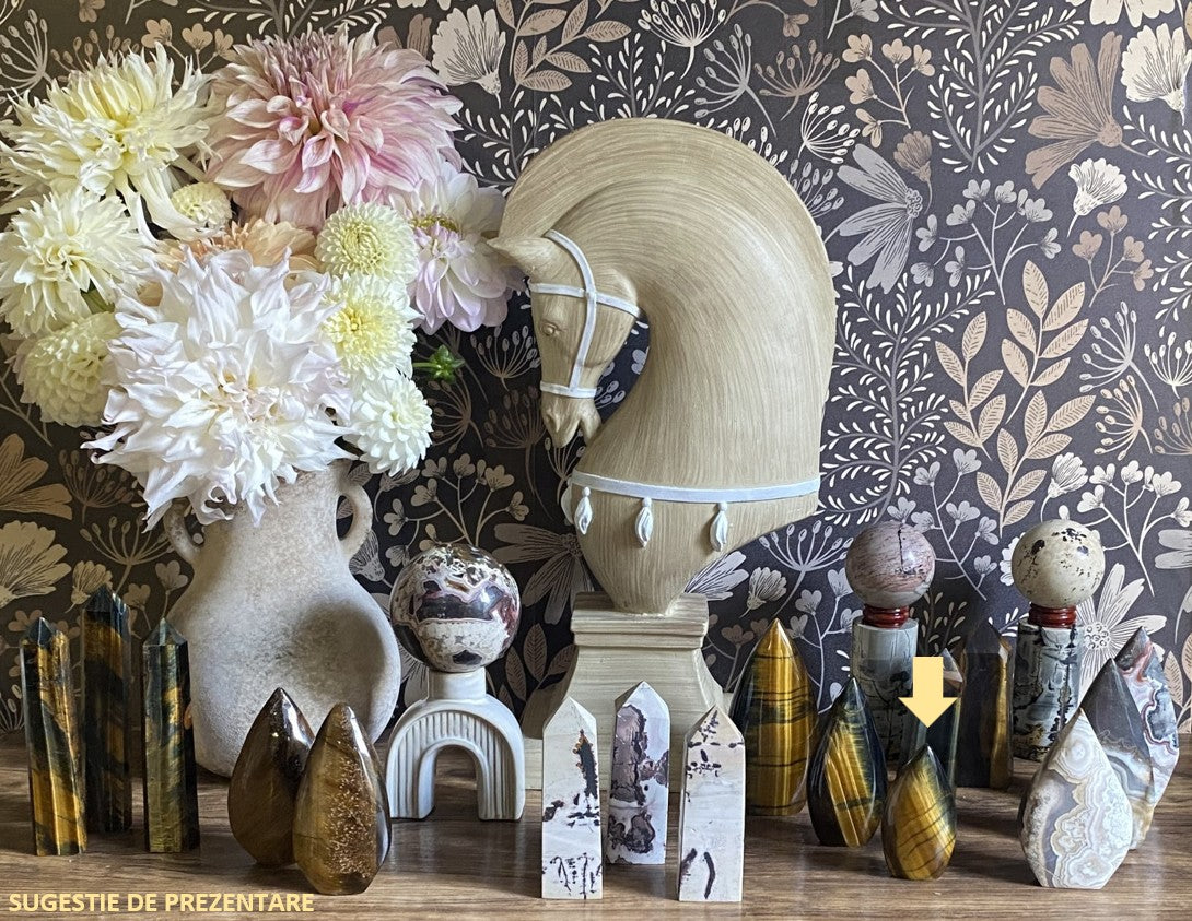 Decor cu sculptura din piatra semipretioasa de ochi de tigru albastru cu vaza cu dalii
