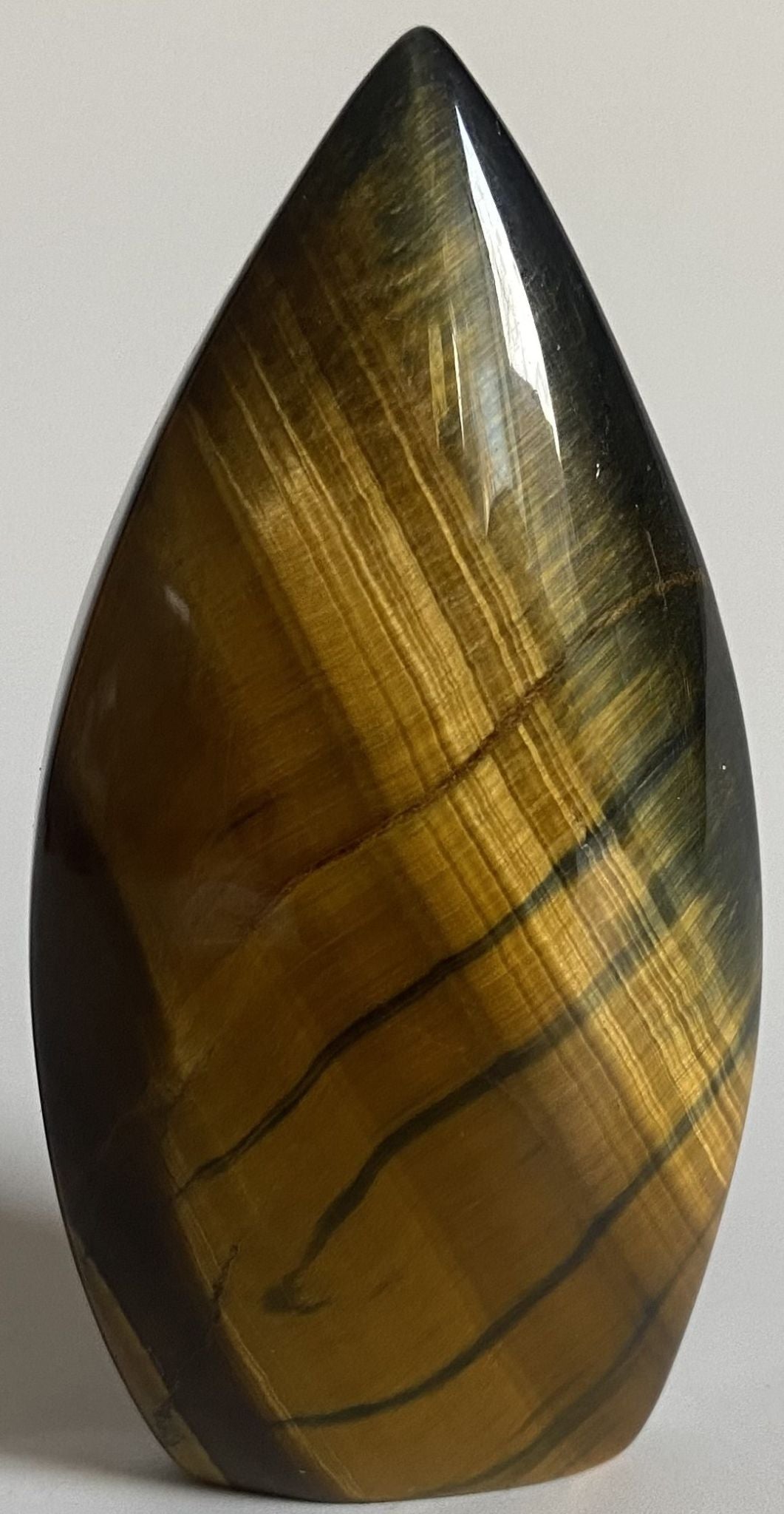 Sculptura din cristal de ochi de tigru albastru pe fundal alb