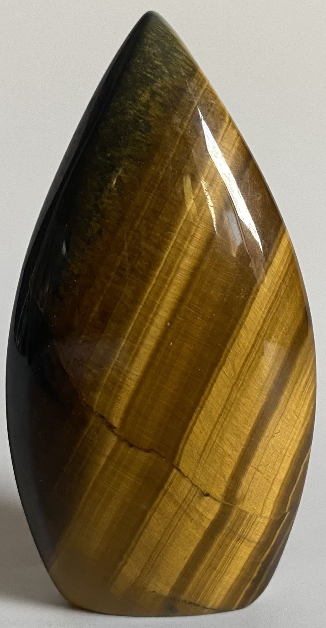 Sculptura de 7.6cm din piatra semipretioasa de ochi de tigru albastru pe fundal alb