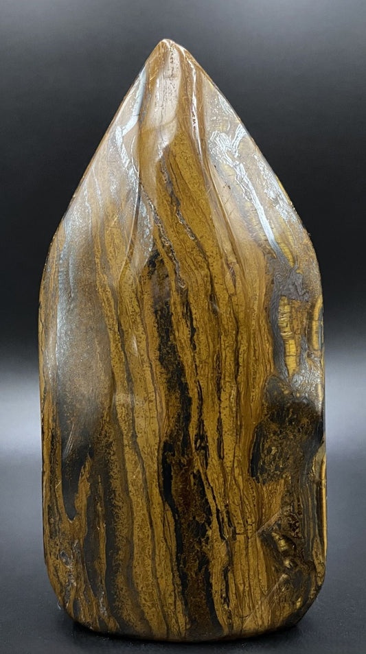 Sculptura din piatra semipretioasa de ochi de tigru cu fier pe fundal negru