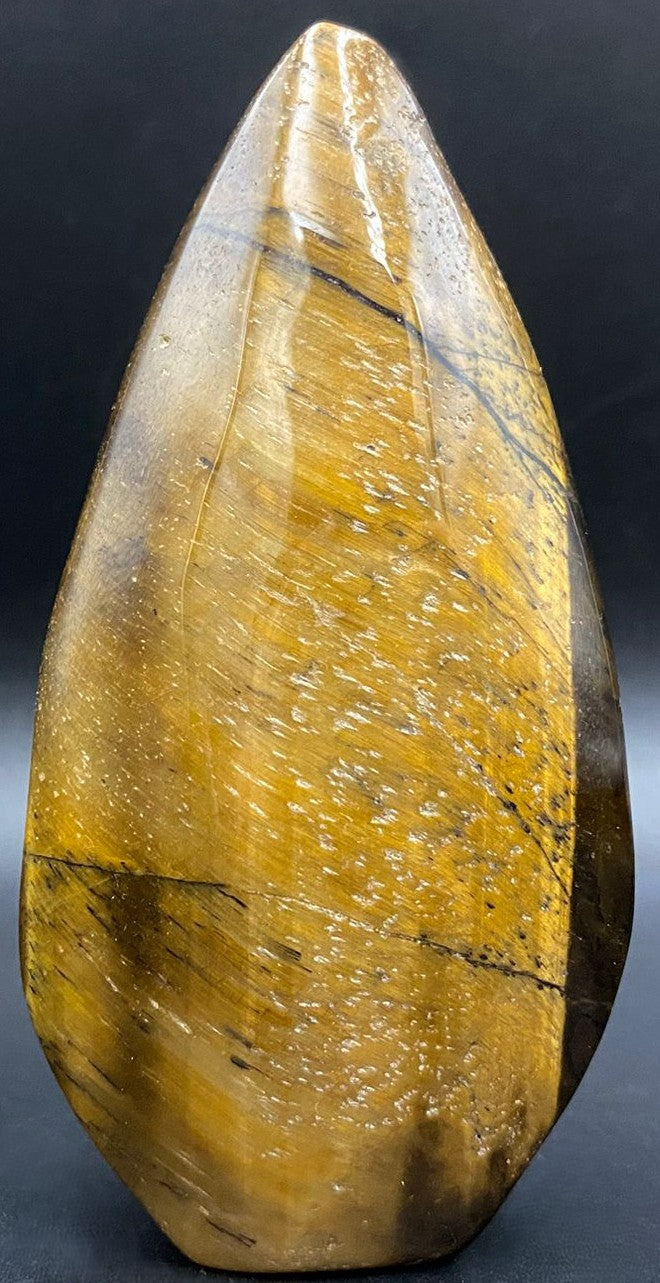 Sculptura din piatra semipretioasa de ochi de tigru pe fundal negru