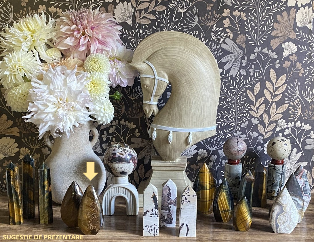Decor cu sculptura din piatra semipretioasa de ochi de tigru cu vaza cu dalii