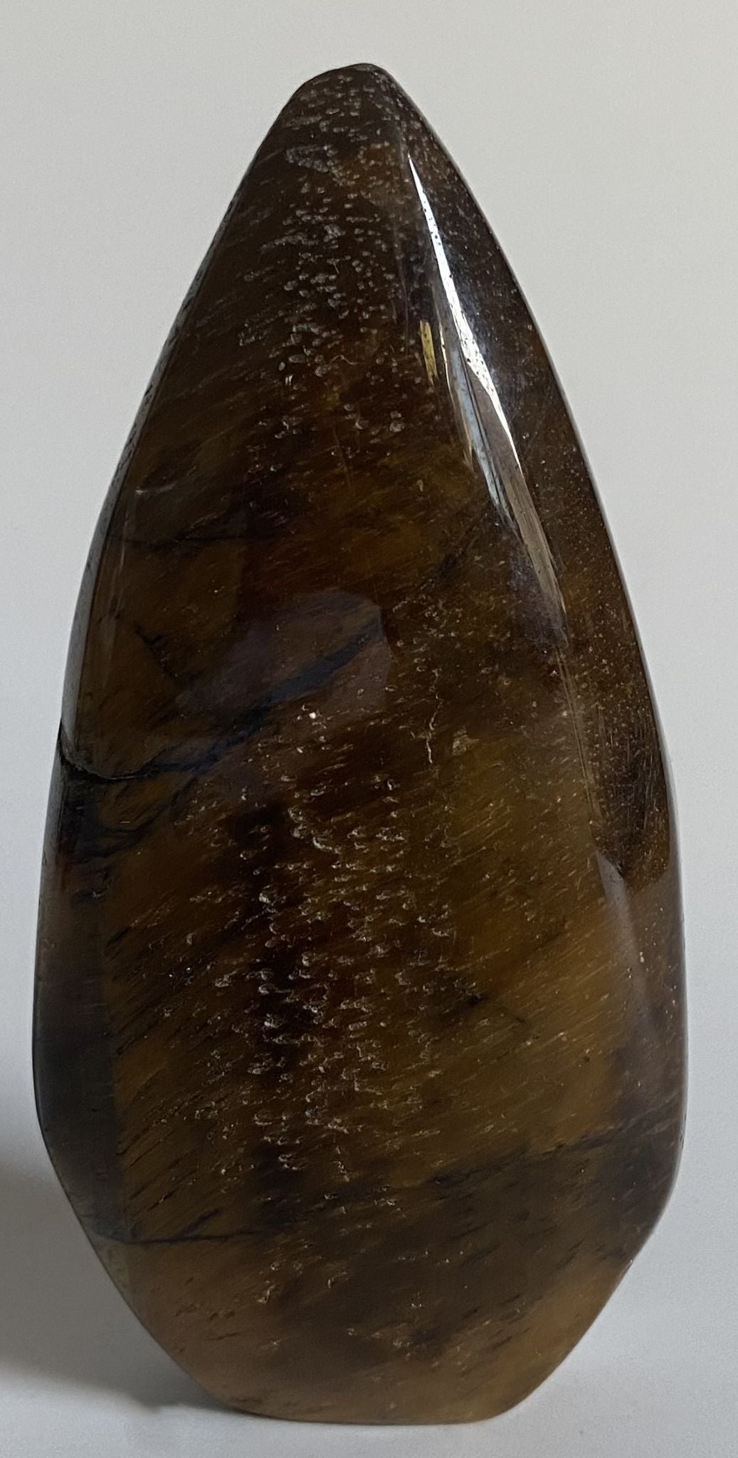 Sculptura din cristal de ochi de tigru pe fundal alb