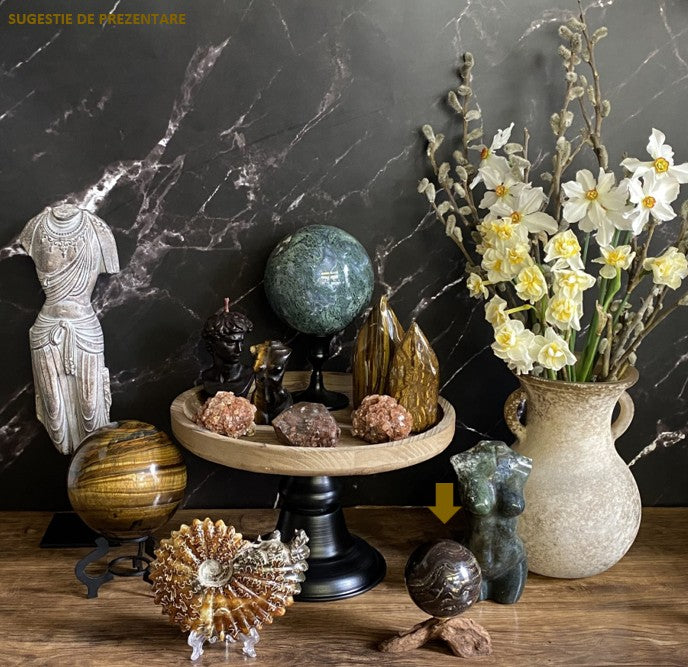 Idee de decor cu cristale si minerale din ochi de tigru, aragonit, cuart si amonit, cu statueta antica si vaza cu narcise