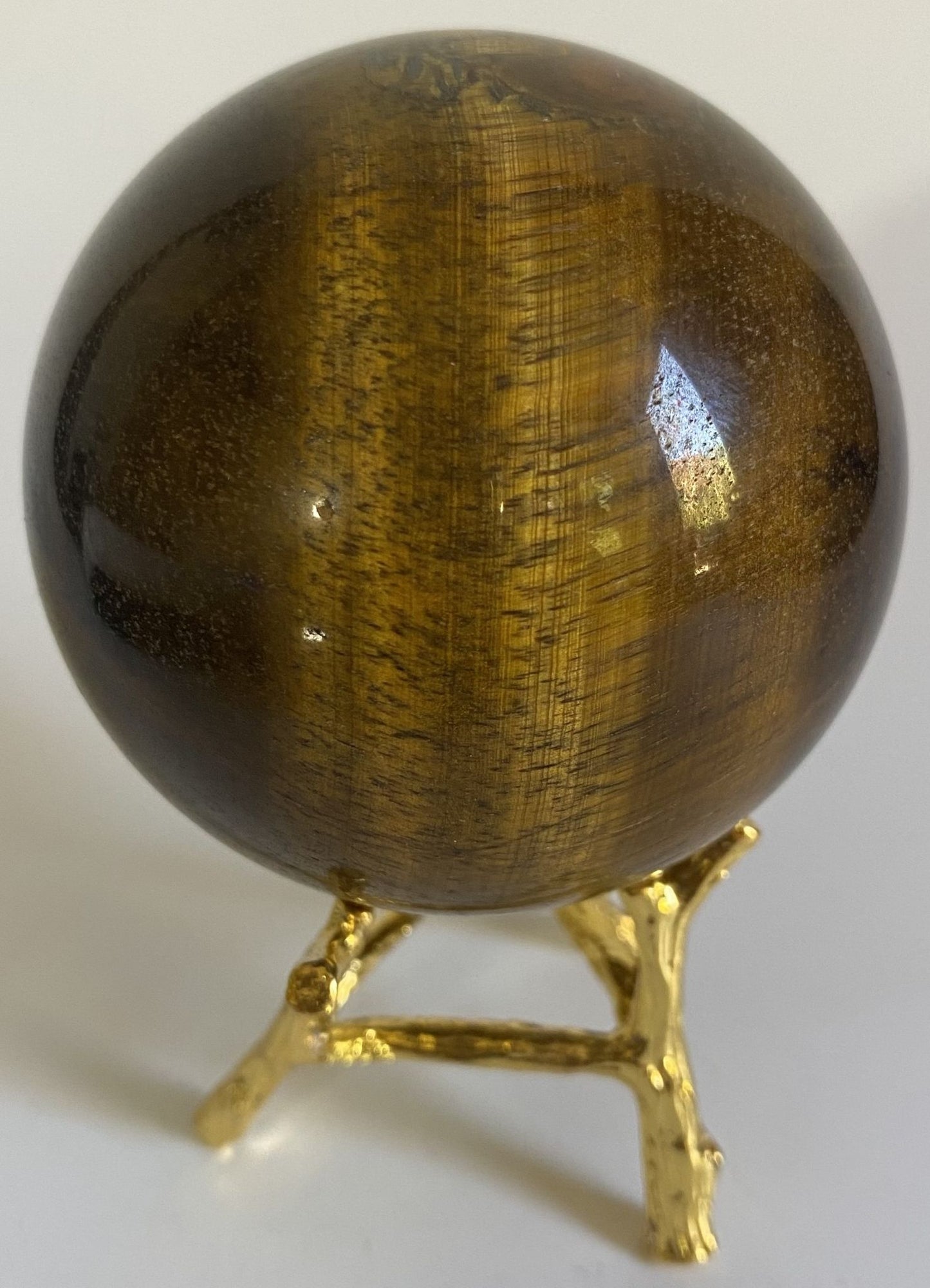 Sfera de 6.8cm din cristal de ochi de tigru su suport metalic pe fundal alb