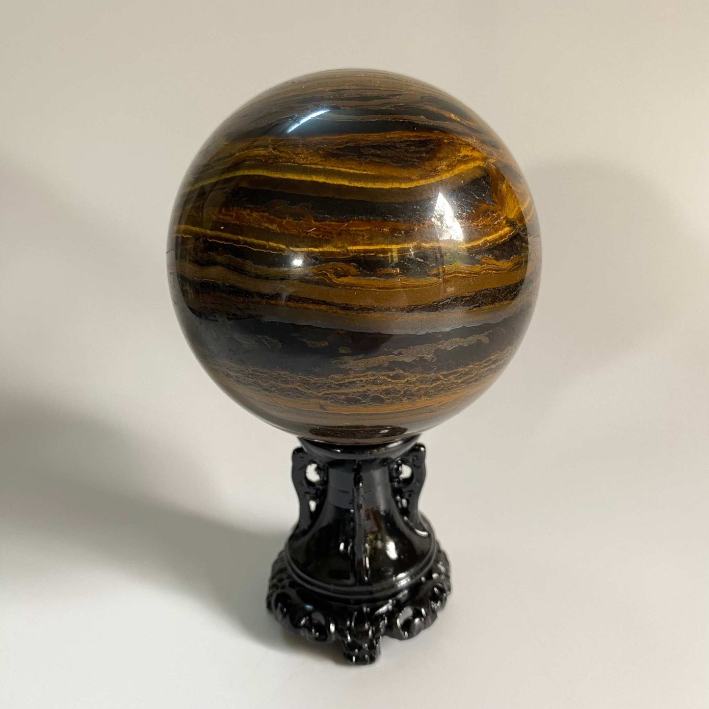 sfera din Ochi de Tigru cu Fier pe suport negru ornamental