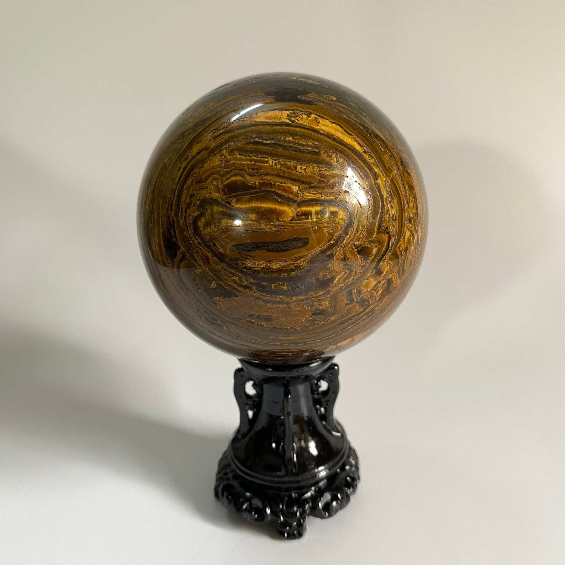 Ochi de Tigru cu Fier sfera piatra semipretioasa pe suport negru decorativ