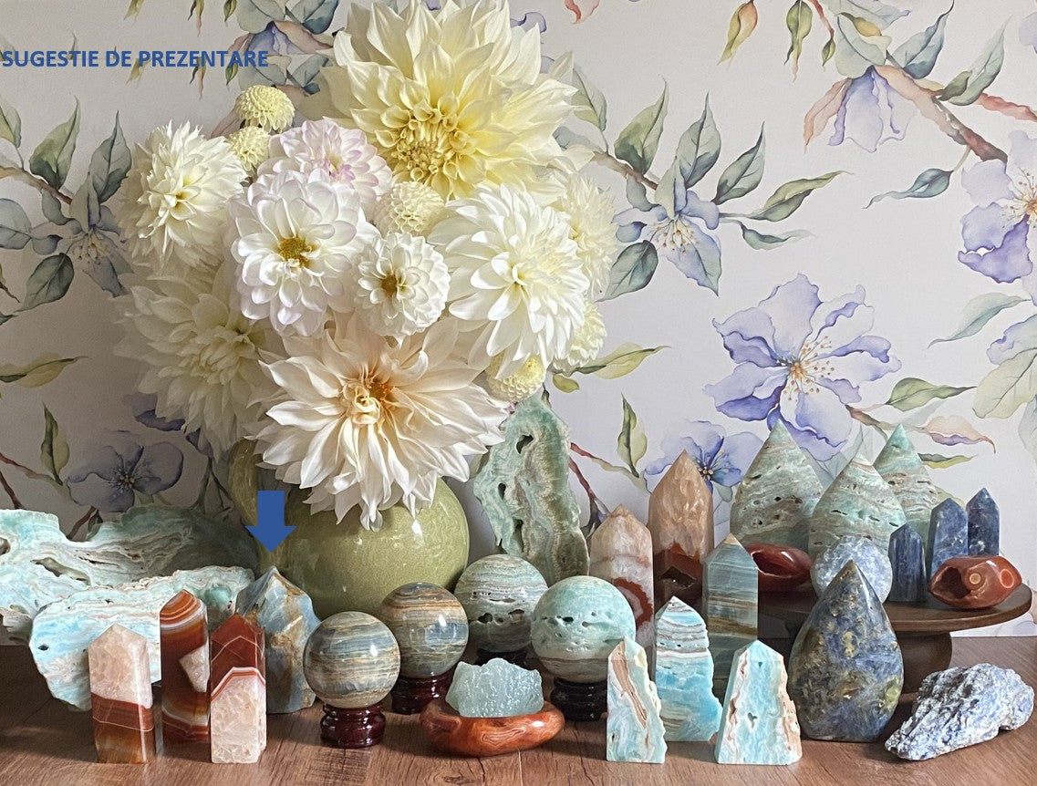 Decor cu sculptura din piatra semipretioasa de onix albastru cu vaza cu dalii