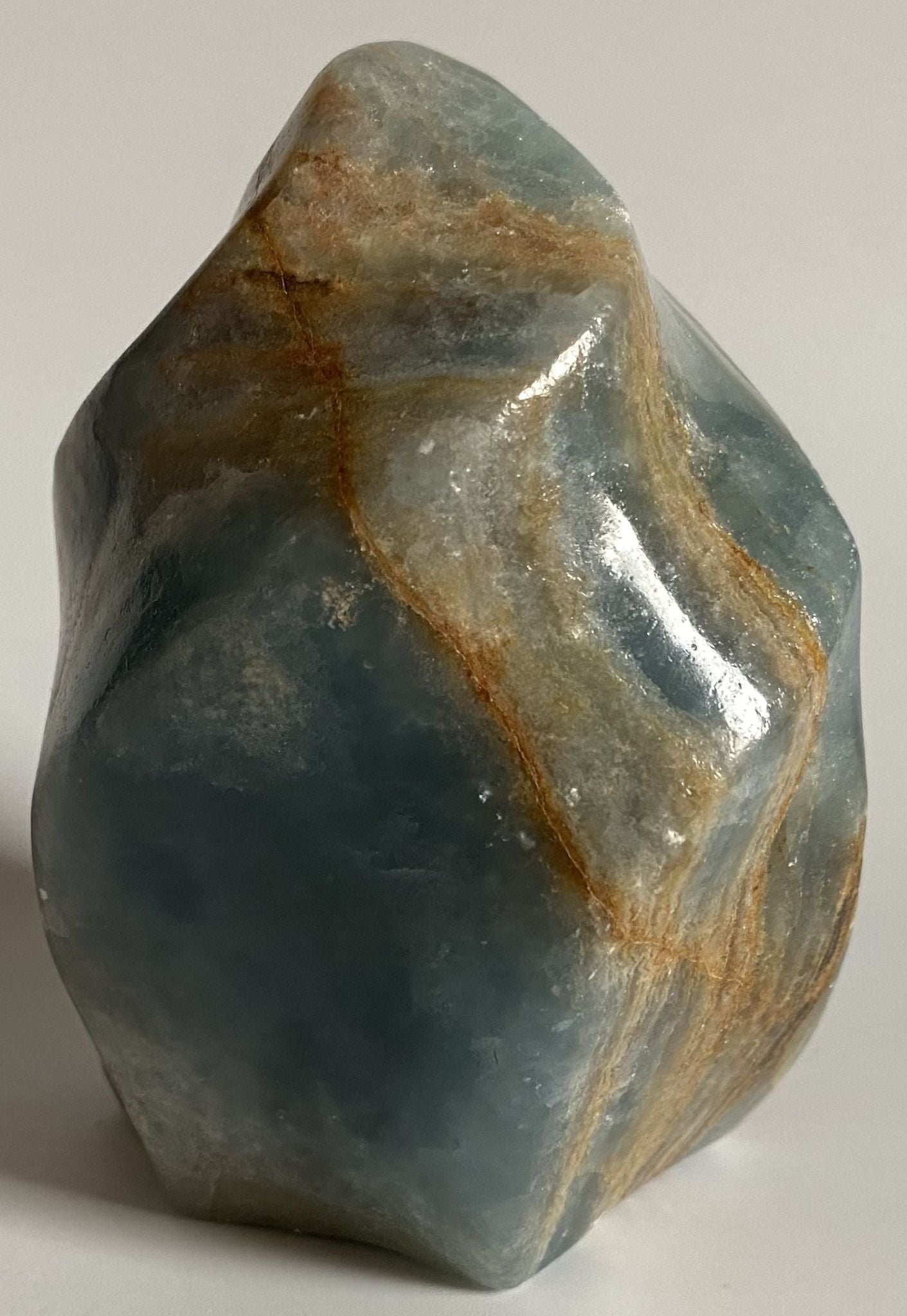 Sculptura din cristal de onix albastru pe fundal alb