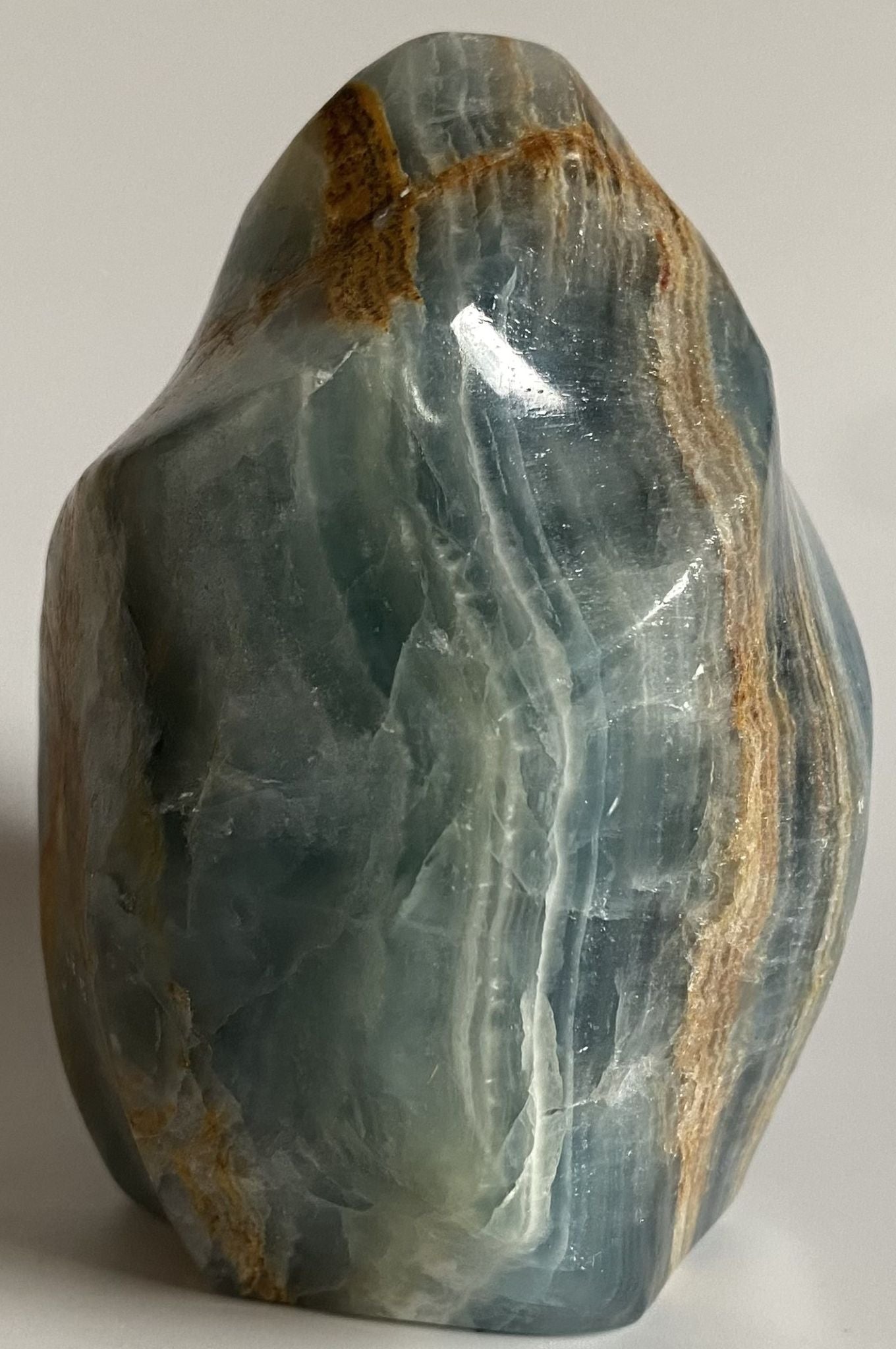 Sculptura de 9.3cm din piatra semipretioasa de onix albastru pe fundal alb