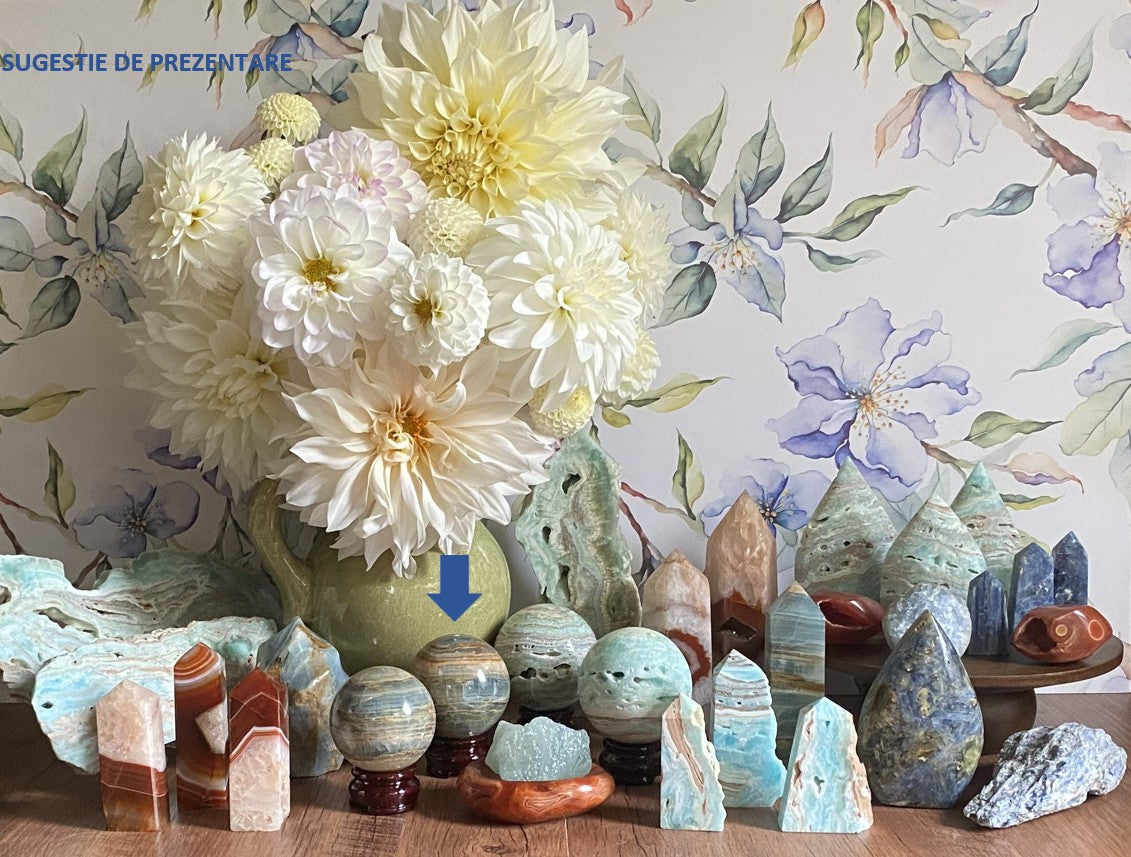 Decor cu sfera din piatra semipretioasa de onix albastru pe suport din lemn cu vaza cu dalii