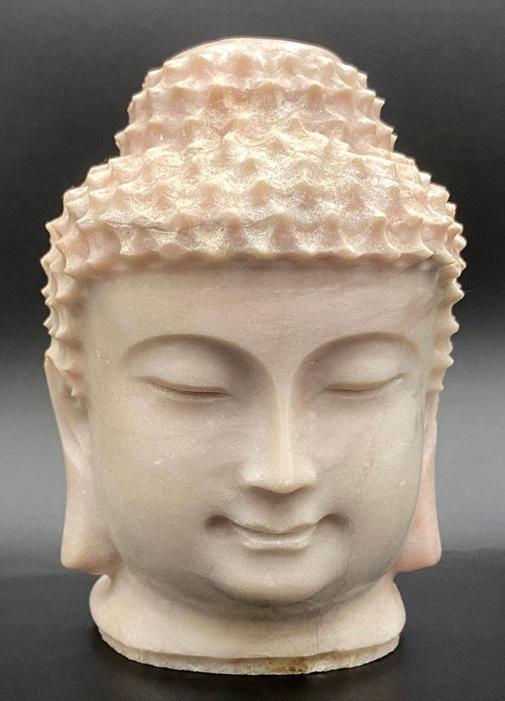 Sculptura Buddha din piatra semipretioasa de opal roz pe fundal negru