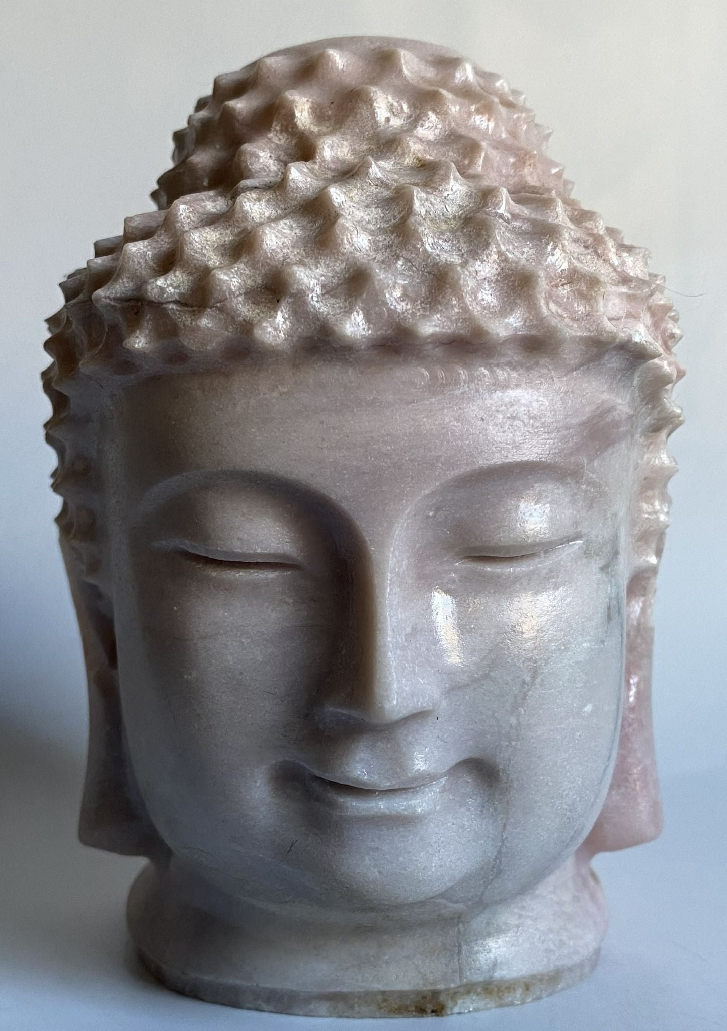 Sculptura Buddha din piatra semipretioasa de opal roz pe fundal alb