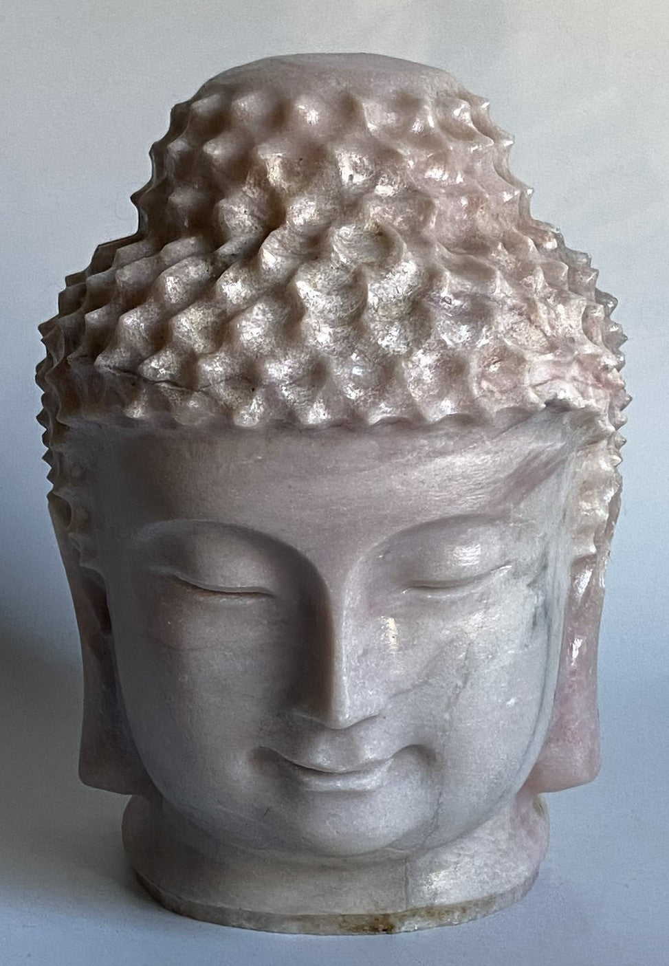 Sculptura Buddha de 11.9cm din piatra semipretioasa de opal roz pe fundal alb