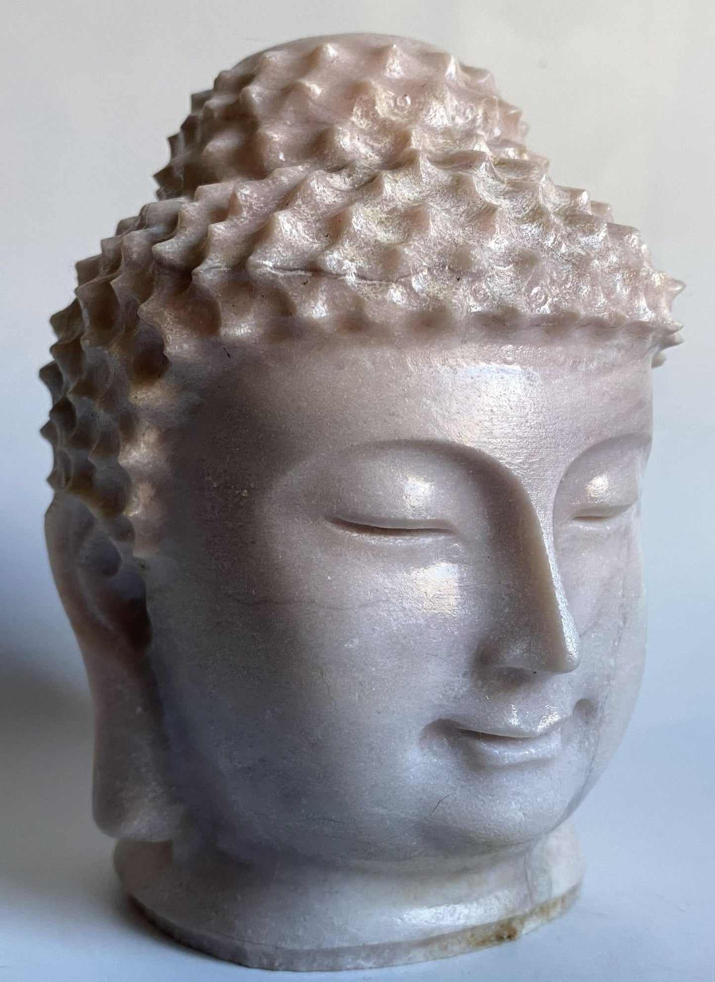 Sculptura Buddha de 11.9cm din cristal de opal roz pe fundal alb
