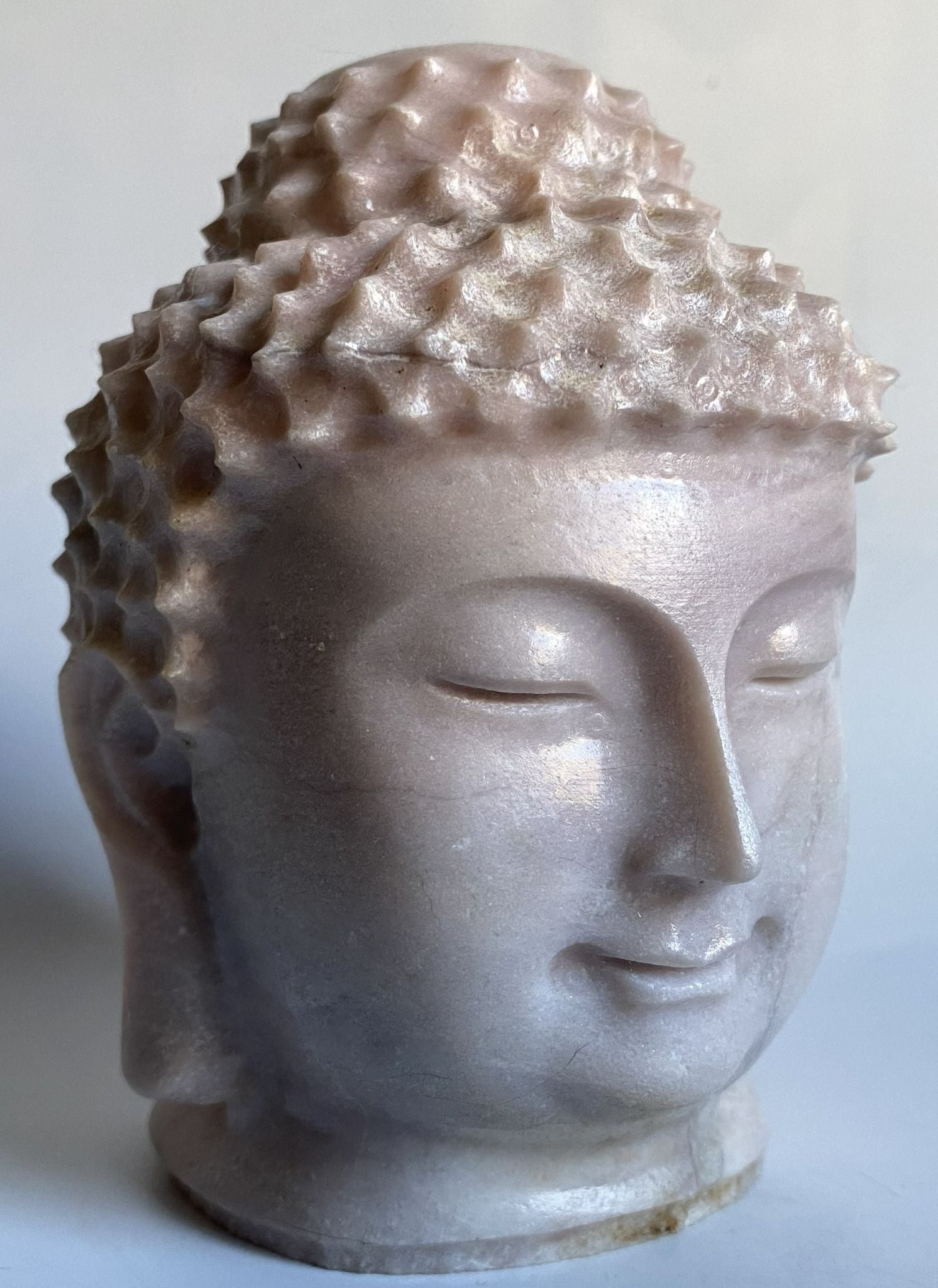Sculptura Buddha de 11.9cm din cristal de opal roz pe fundal alb
