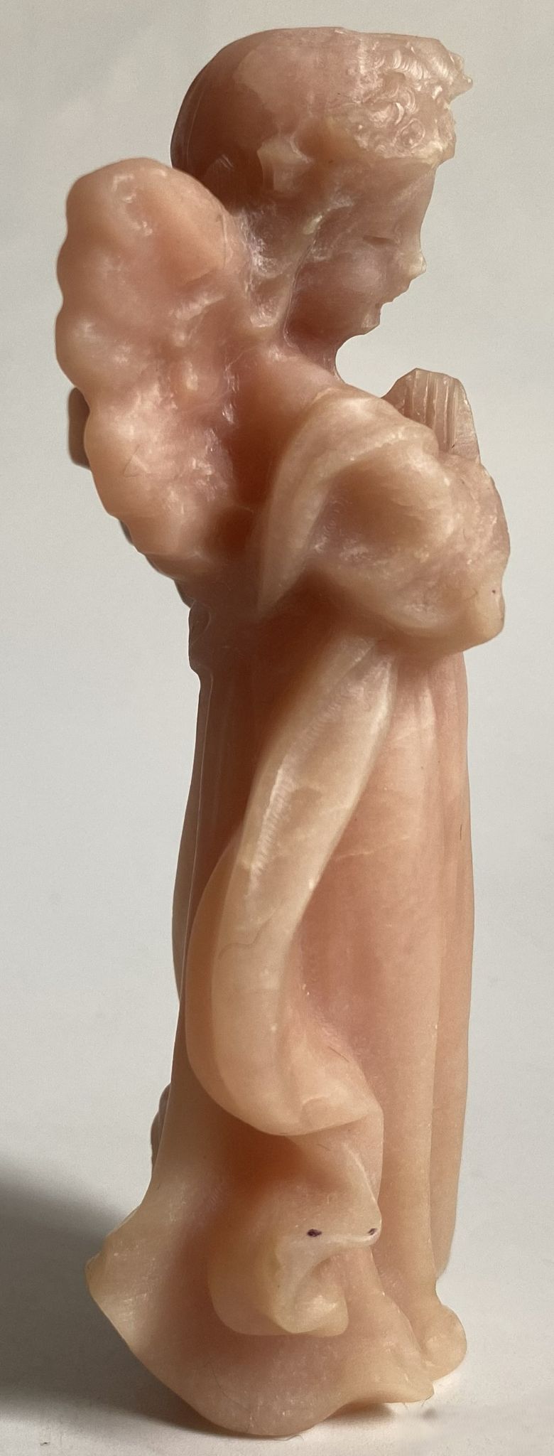 Inger de 10cm din cristal de opal roz pe fundal alb