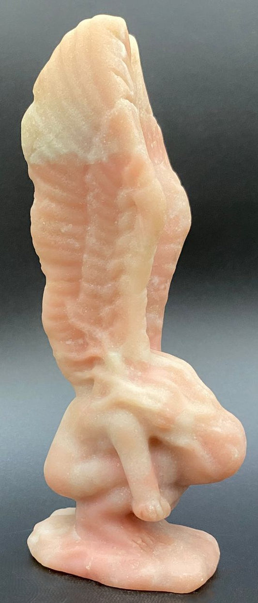 Inger din piatra semipretioasa de opal roz pe fundal negru