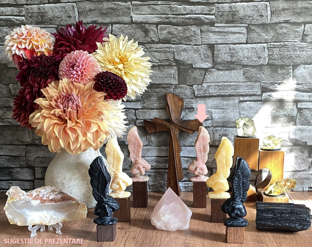 Decor cu Inger din piatra semipretioasa de opal roz cu vaza cu dalii