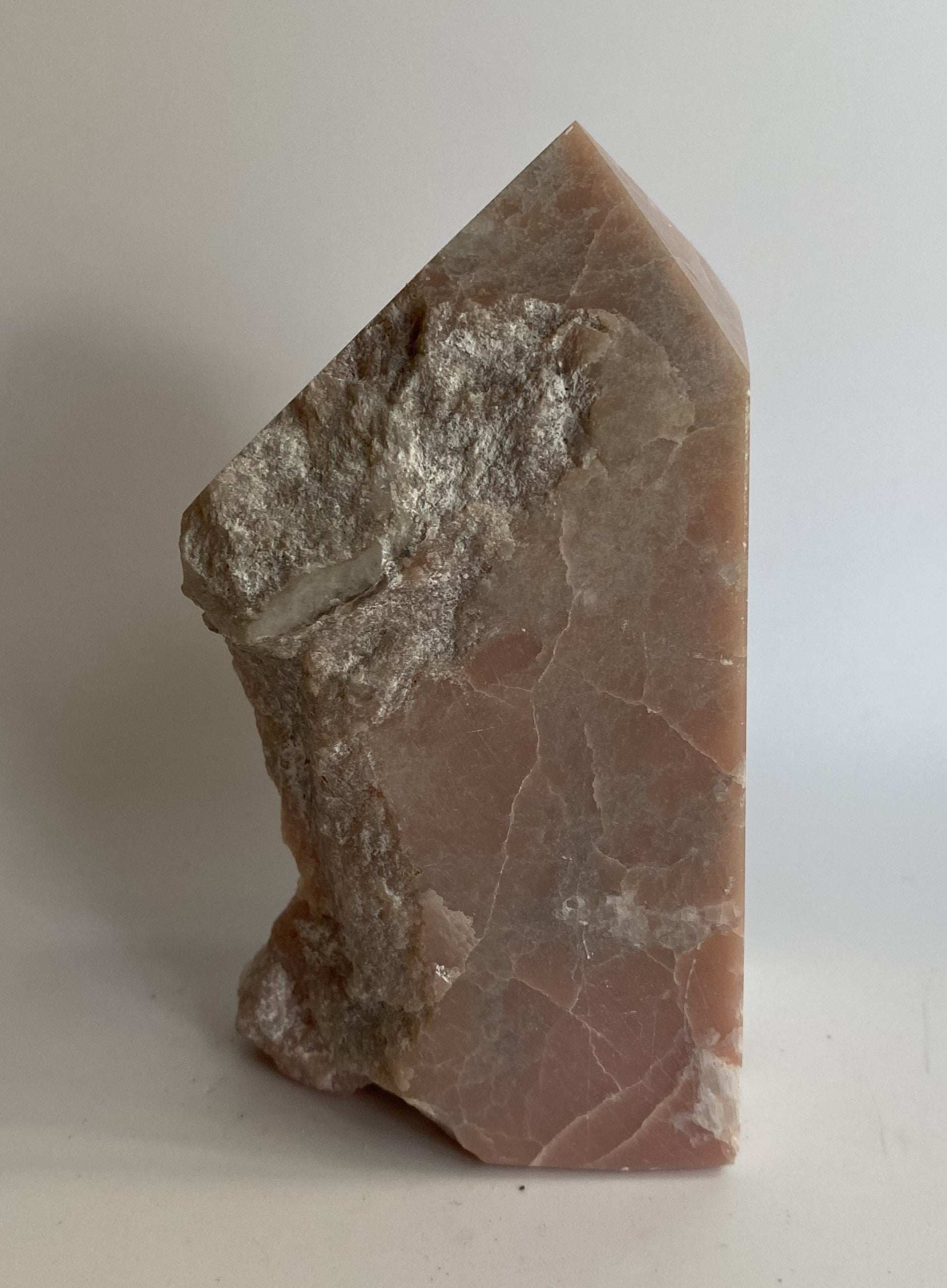 Obelisk brut din Opal Roz piatră semiprețioasă pe fundal alb