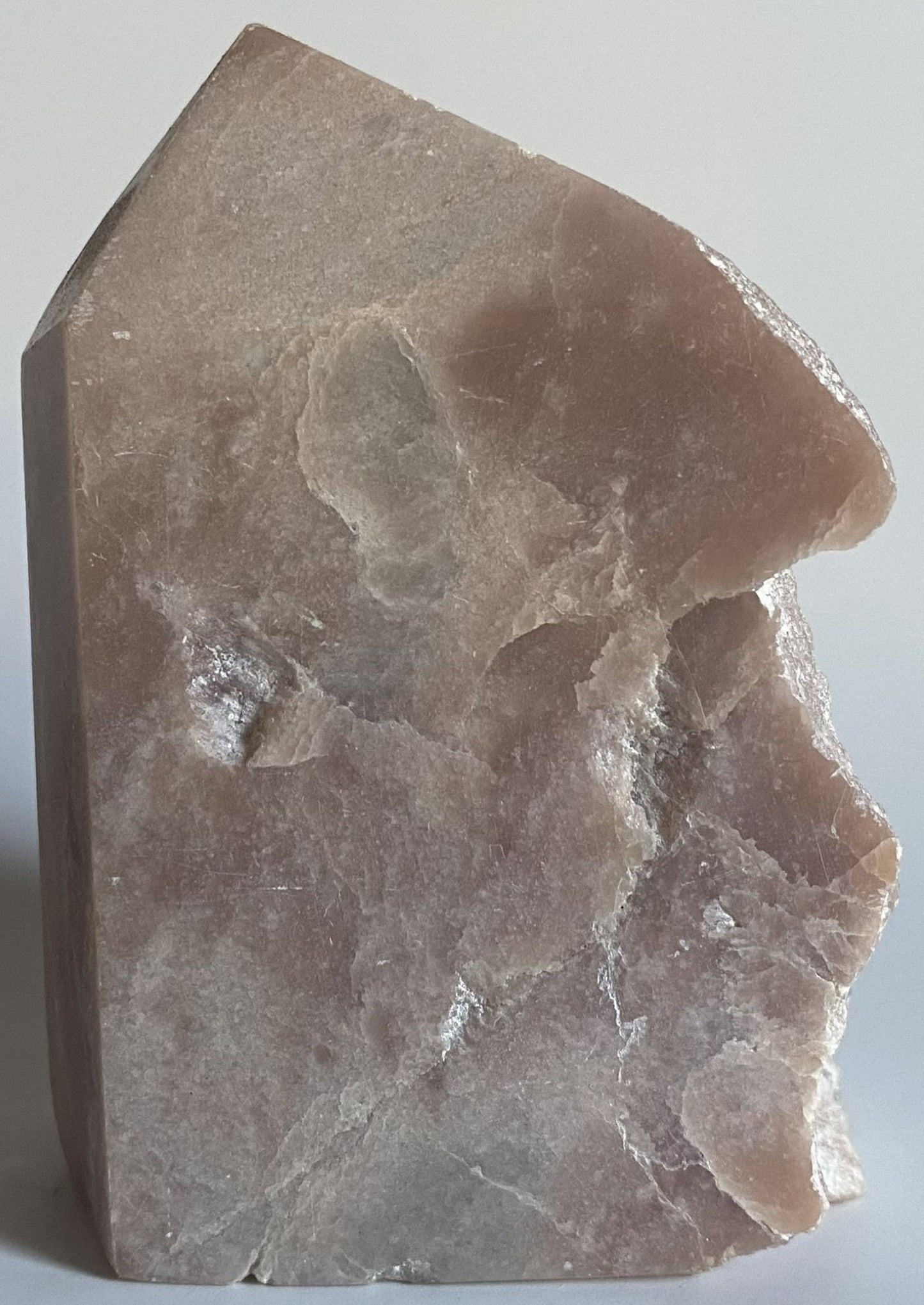 Obelisc brut de 8.4cm din piatra semipretioasa de opal roz pe fundal alb
