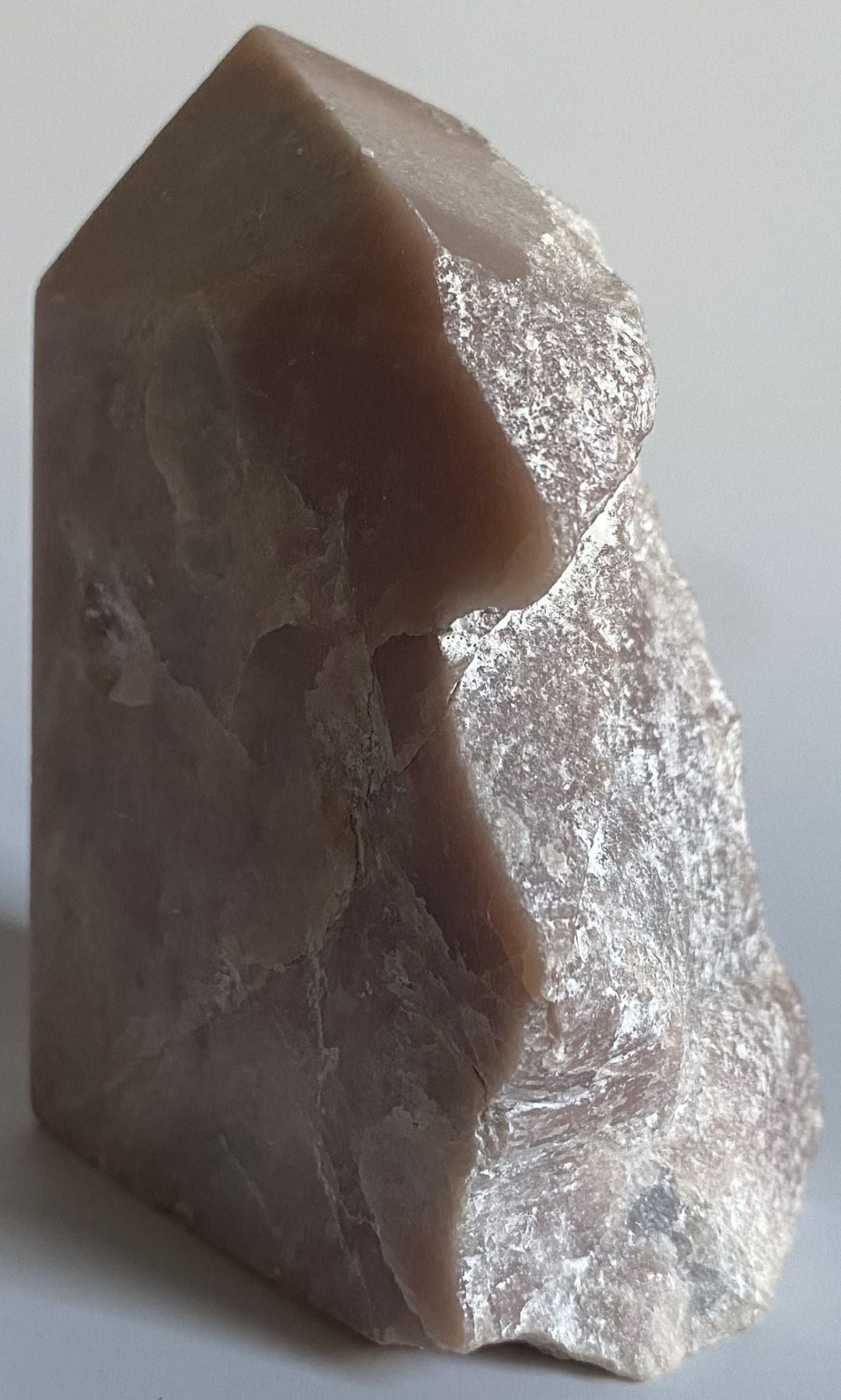 Obelisc brut de 8.4cm din cristal de opal roz pe fundal alb