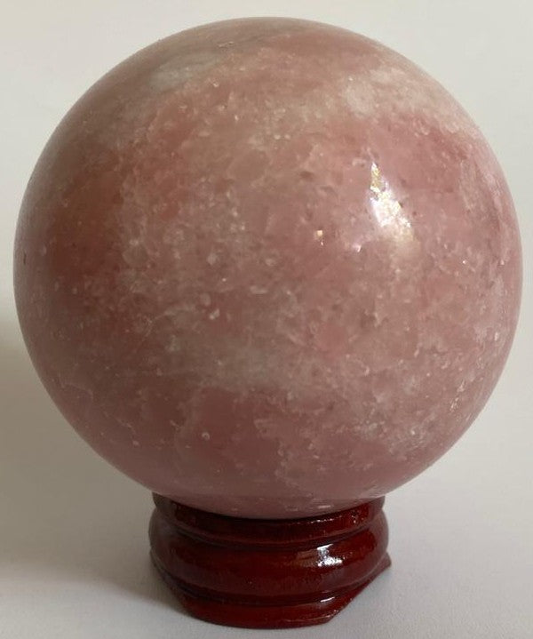 Sfera de 5.7cm din cristal de opal roz pe suport din lemn cu fundal alb