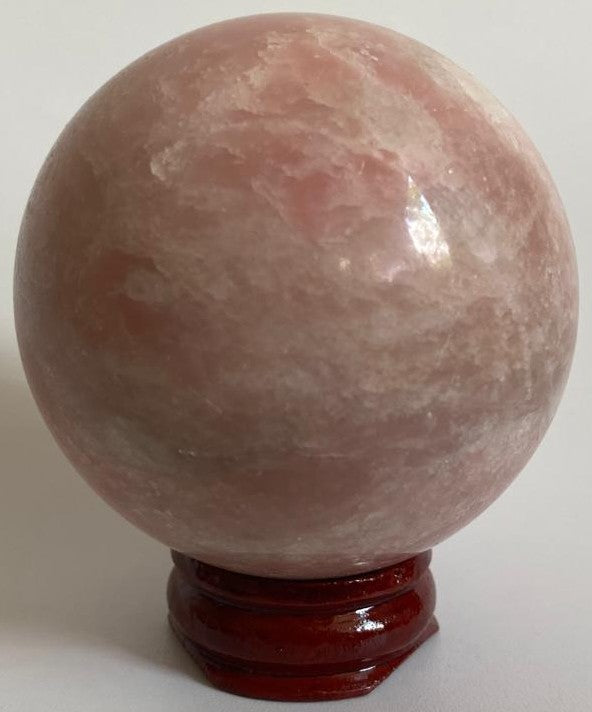 Sfera decorativa de 5.7cm din piatra semipretioasa de opal roz pe suport din lemn cu fundal alb