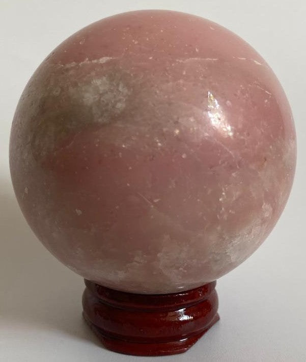 Sfera decorativa de 5.7cm din cristal de opal roz pe suport din lemn cu fundal alb