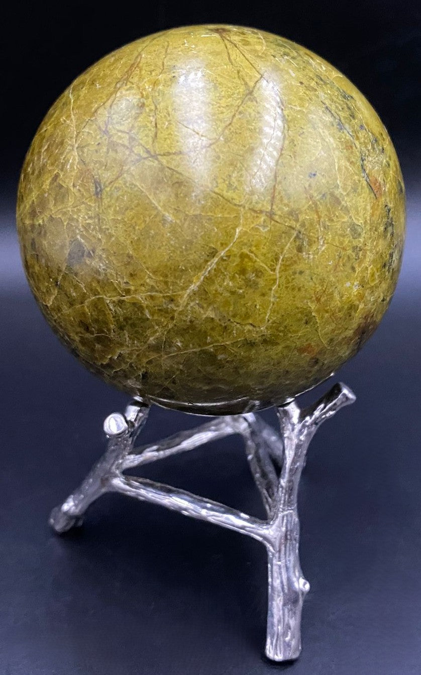 Sfera din piatra semipretioasa de opal verde pe suport metalic cu fundal negru