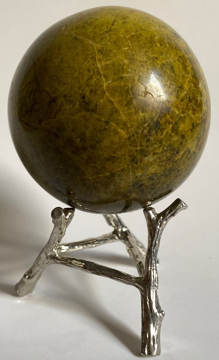 Sfera din piatra semipretioasa de opal verde pe suport metalic cu fundal alb