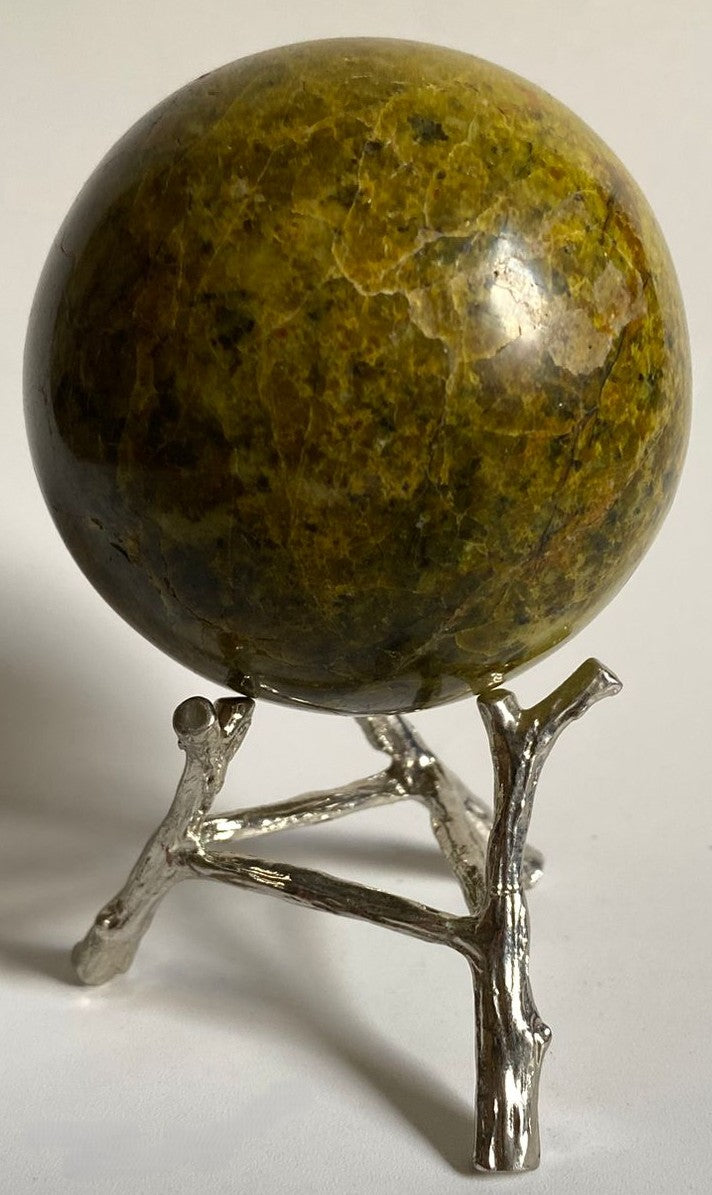 Sfera din cristal de opal verde pe suport metalic cu fundal alb