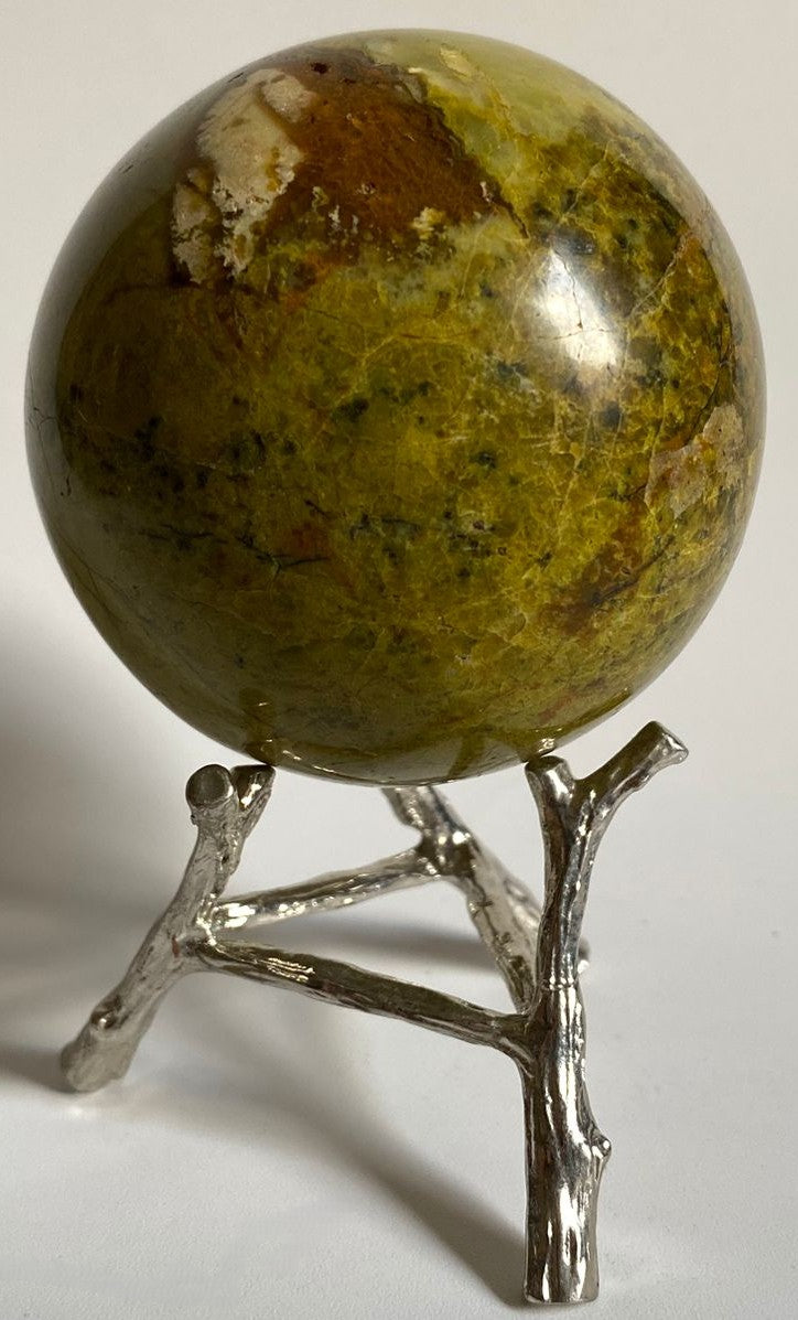 Sfera de 6.5cm din piatra semipretioasa de opal verde pe suport metalic cu fundal alb