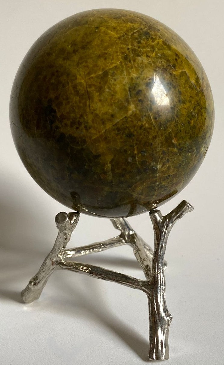 Sfera de 6.5cm din cristal de opal verde pe suport metalic cu fundal alb