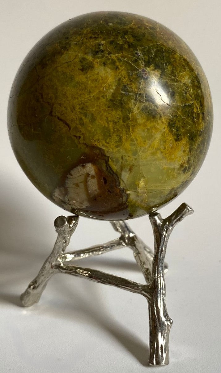 Sfera decorativa de 6.5cm din piatra semipretioasa de opal verde pe suport metalic cu fundal alb