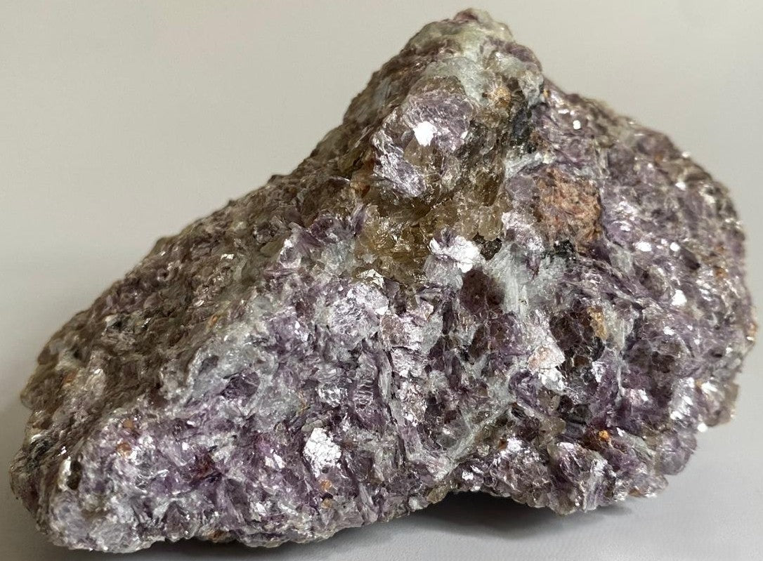 Specimen din piatra semipretioasa de muscovit roz pe fundal alb