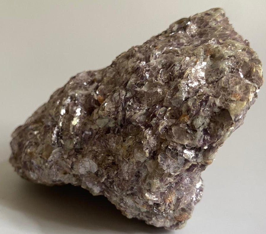 Specimen din cristal de muscovit roz pe fundal alb