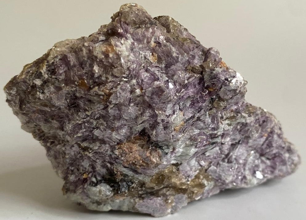 Specimen din piatra semipretioasa de mica roz pe fundal alb