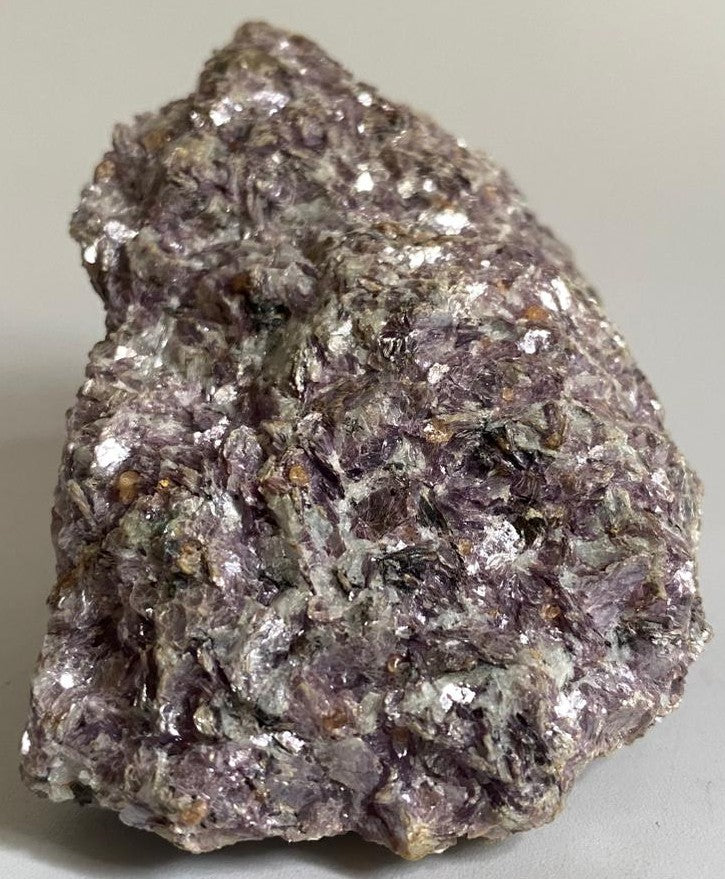 Specimen din cristal de mica roz pe fundal alb