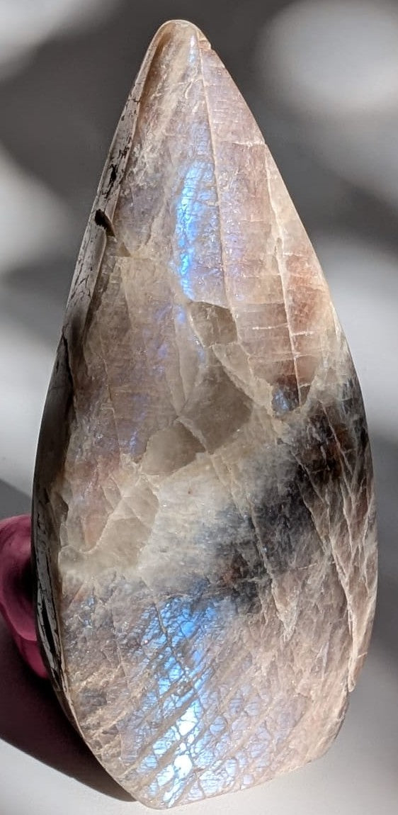 Sculptura de 10.4cm din piatra semipretioasa de piatra lunii albastra pe fundal alb