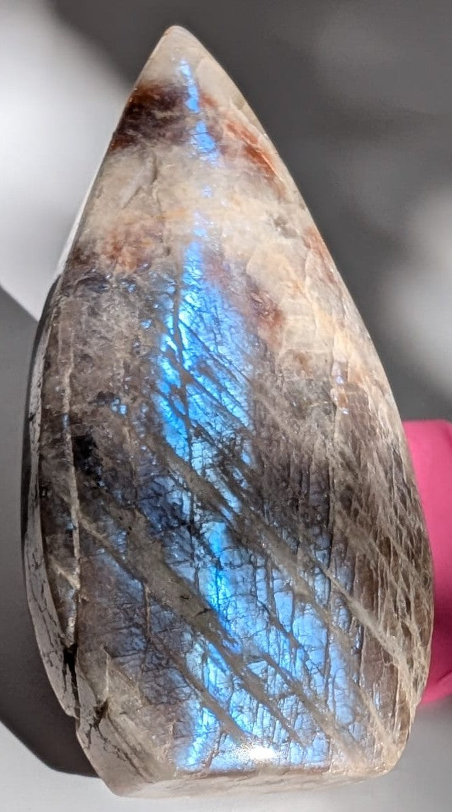 Sculptura decorativa de 10.4cm din cristal de piatra lunii albastra pe fundal alb