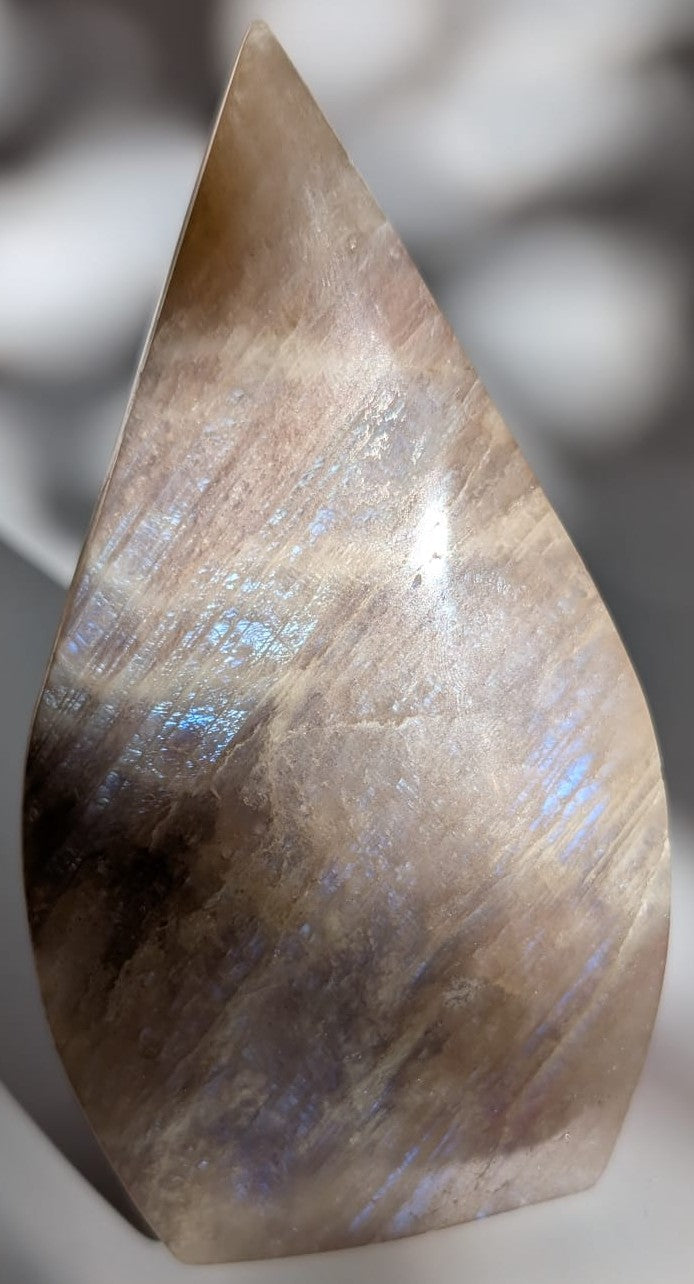 Sculptura din mineral de piatra lunii albastra pe fundal alb