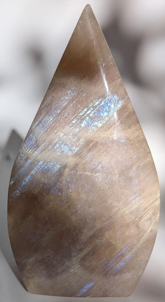 Sculptura de 11.2cm din piatra semipretioasa de piatra lunii albastra pe fundal alb