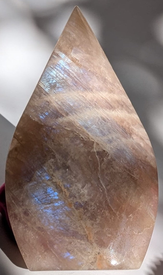 Sculptura de 11.2cm din cristal de piatra lunii albastra pe fundal alb